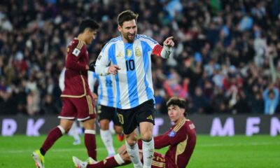Con un juego de alto vuelo, Argentina goleó 3-0 a Venezuela con doblete de Messi en su despedida como local en Eliminatorias.
