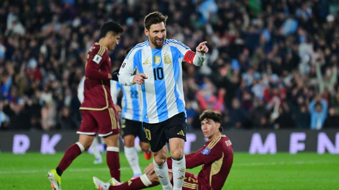 Con un juego de alto vuelo, Argentina goleó 3-0 a Venezuela con doblete de Messi en su despedida como local en Eliminatorias.