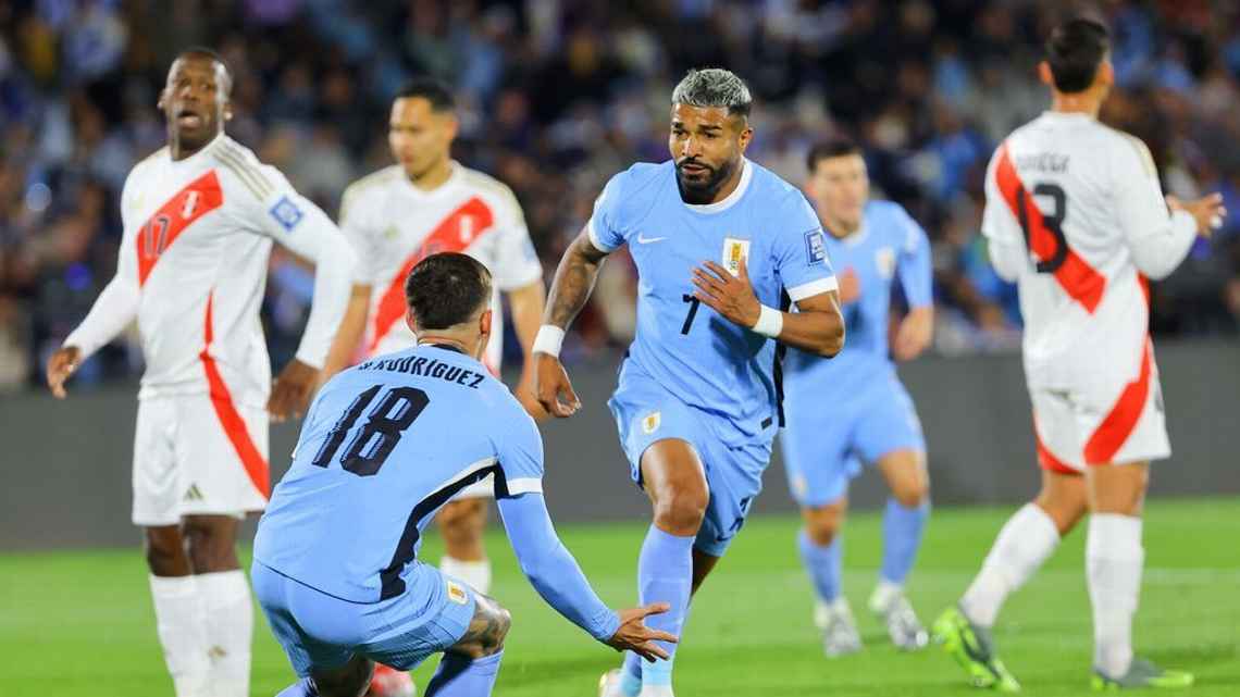 Uruguay se clasificó al Mundial con un contundente 3-0 sobre Perú en el Centenario.