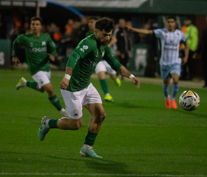 Ferro reaccionó dos veces y salió del descenso