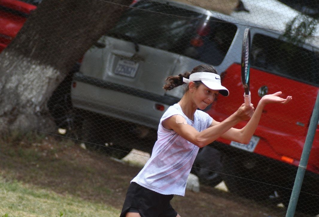 Florencia Mardones y Mercedes Zunino Arques alcanzaron las finales en singles y dobles del COSAT Grado 1 de Cochabamba, destacando el tenis salteño a nivel sudamericano.