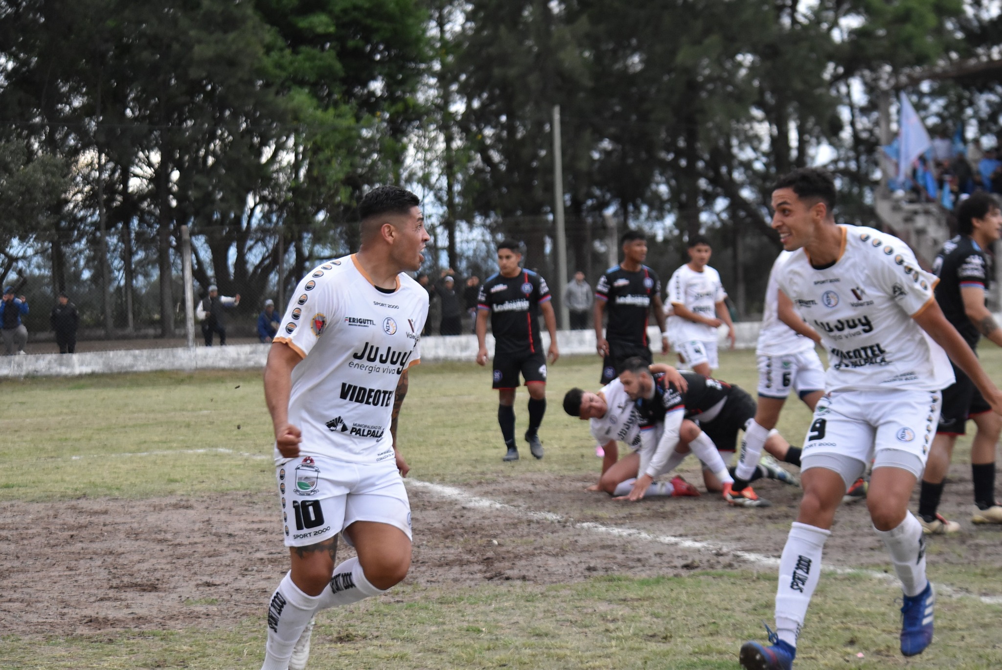 Altos Hornos Zapla venció 1-0 a Monterrico Sur en el debut de la Zona 1 del Torneo Regional Amateur. Yamil Romero marcó el gol del triunfo.