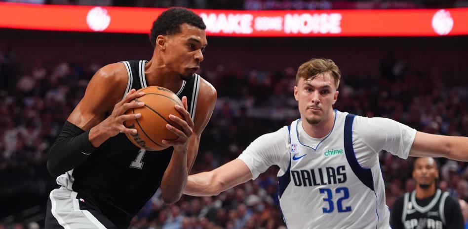 Wembanyama se exhibe en la paliza de San Antonio a Dallas con 40 puntos y 15 rebotes en su regreso triunfal.