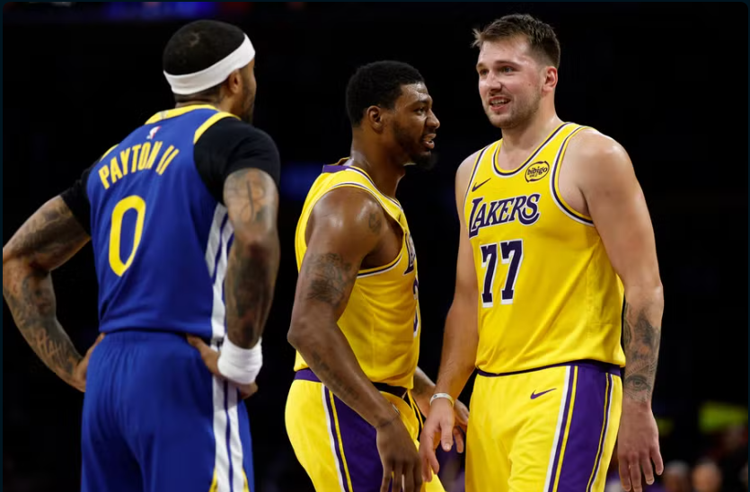 Los Warriors vencen 119-109 a los Lakers y apagan el show de Doncic en el inicio de la NBA.