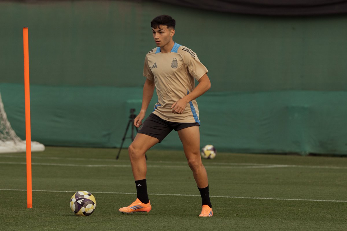 Argentina enfrenta a Colombia en las semifinales del Mundial Sub 20 en Santiago. Ambas selecciones llegan con bajas y buscan la final.