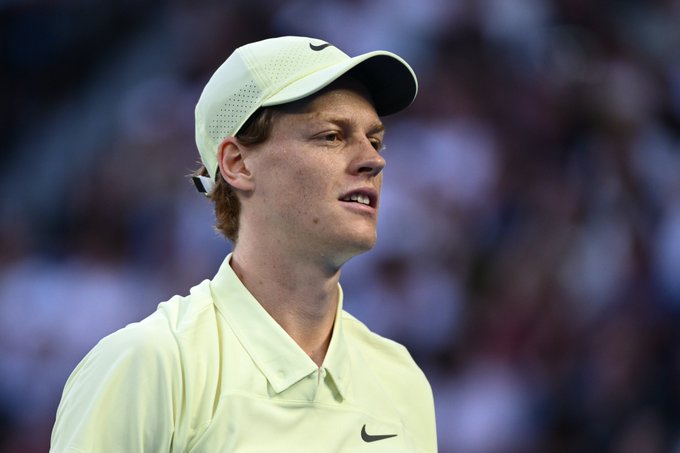 Jannik Sinner no esquivó la polémica por su baja en la Copa Davis y respondió dentro y fuera de la cancha con una victoria contundente en Viena.