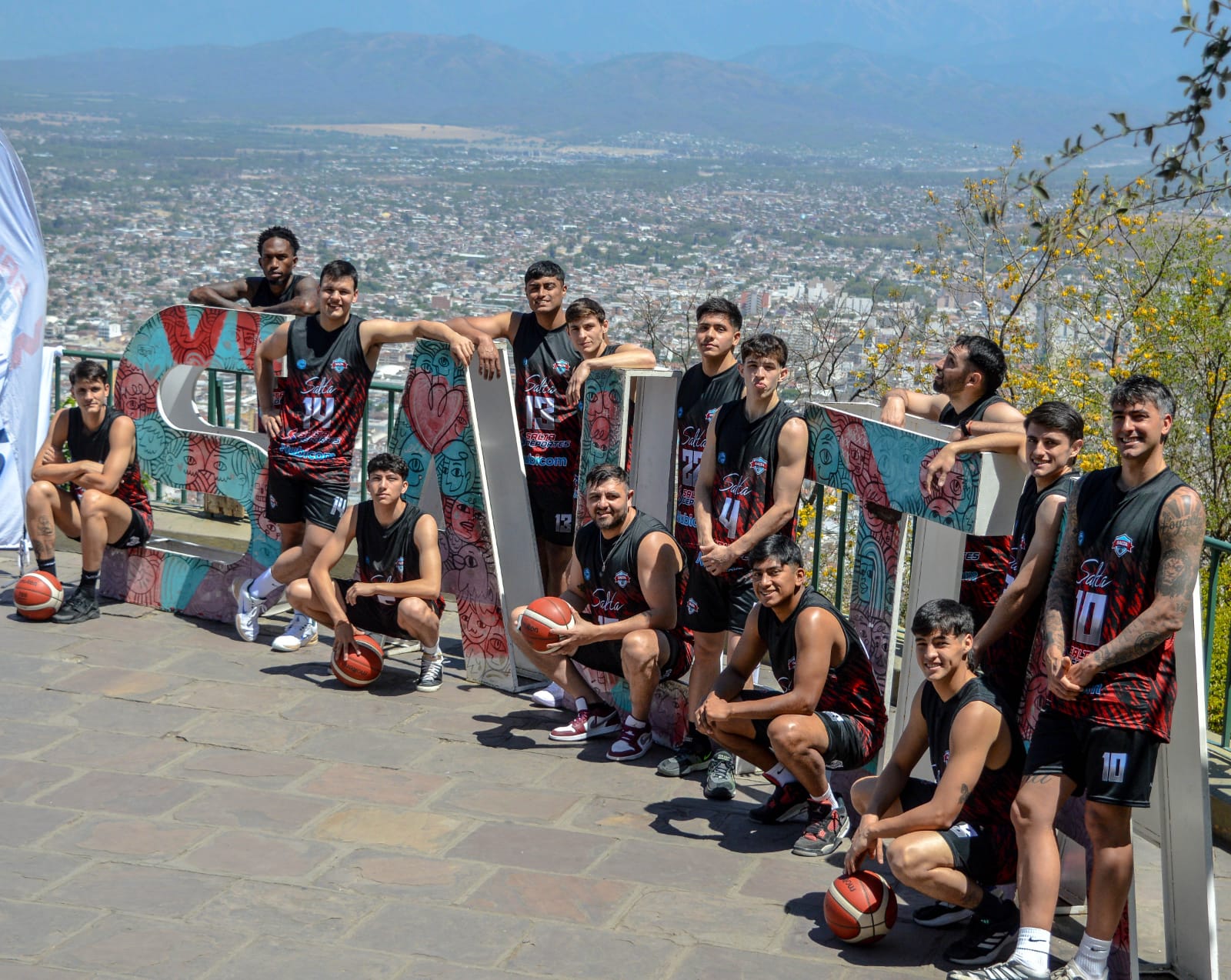 Los Infernales realizaron su media day en el Teleférico San Bernardo, disfrutando una jornada de fotos, risas y unión antes de una nueva temporada de La Liga Argentina.