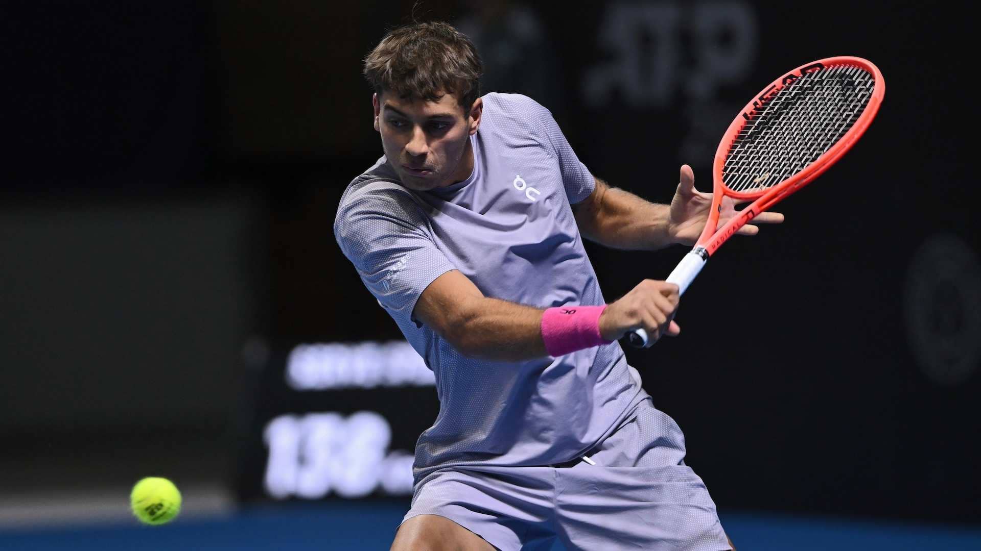 Flavio Cobolli avanza a cuartos en el Almaty Open tras vencer a Rinky Hijikata y logra su primera victoria indoor del año.