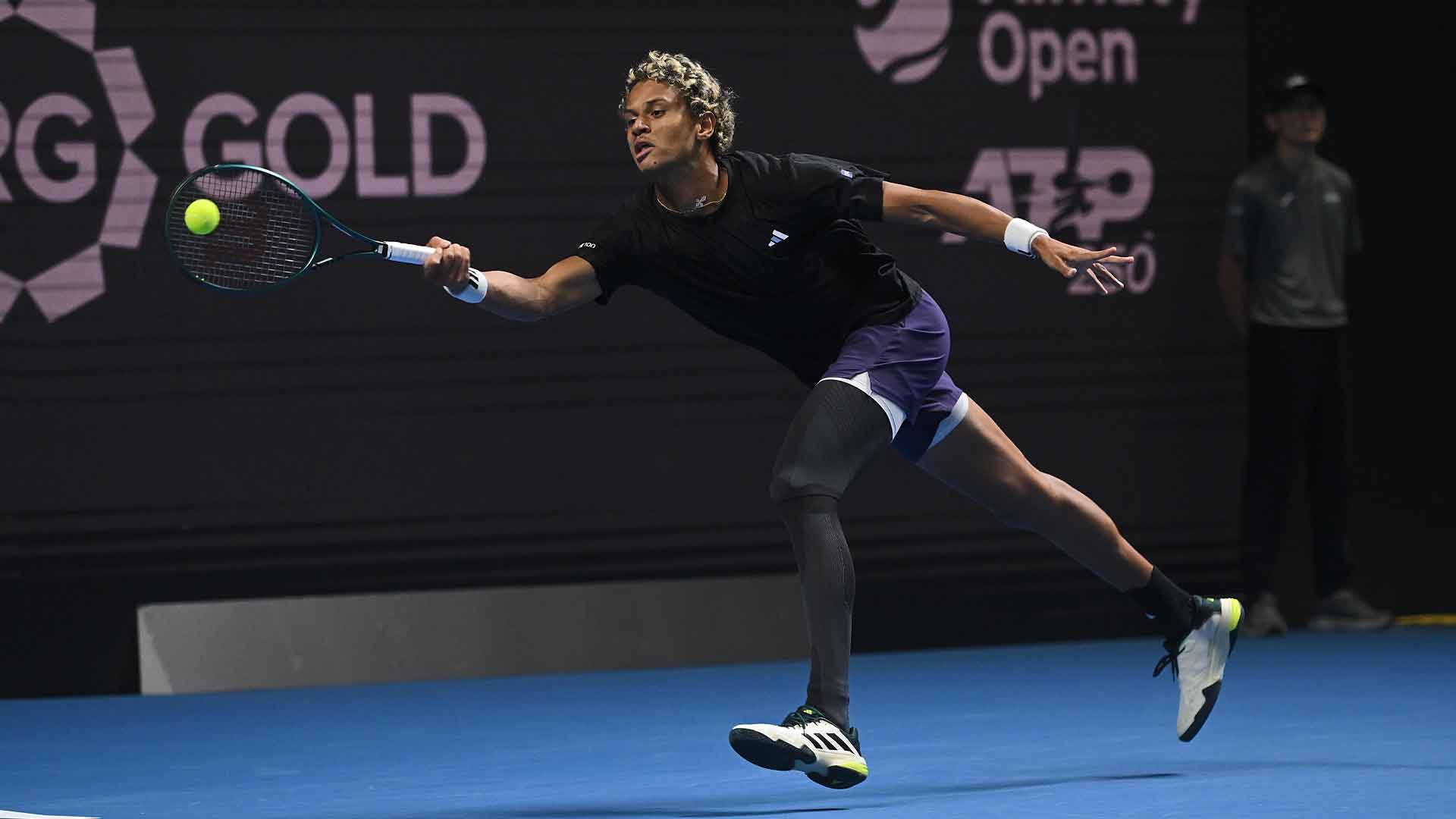Gabriel Diallo debutó con victoria en el Almaty Open 2025 y ya está en segunda ronda junto a Marozsan, Moutet y Duckworth.
