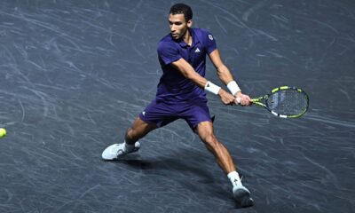 Félix Auger-Aliassime resiste: venció a Daniel Altmaier y sigue soñando con clasificar a las Nitto ATP Finals 2025.