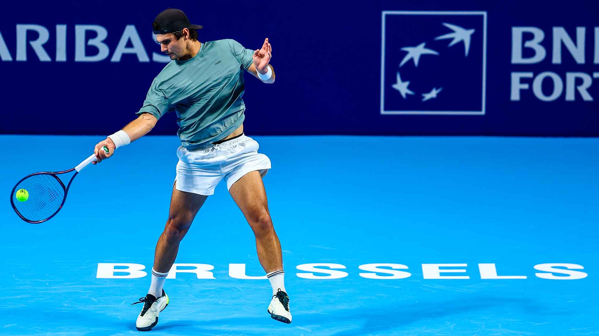 Marcos Giron se convierte en el primer ganador del nuevo ATP 250 de Bruselas tras vencer a Mattia Bellucci por 6-3, 6-4.