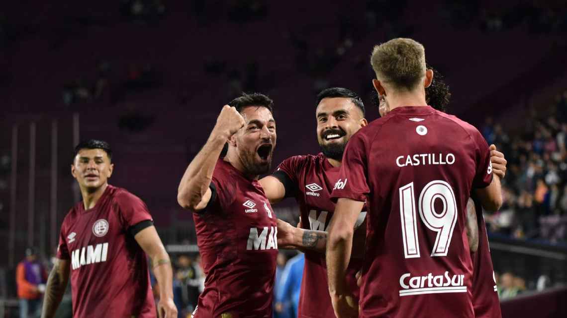 Lanús venció 2-0 a Godoy Cruz en una noche emotiva con homenajes a Miguel Ángel Russo y Lautaro Acosta, y se trepó a la cima de la Zona B antes de la semifinal de la Sudamericana.