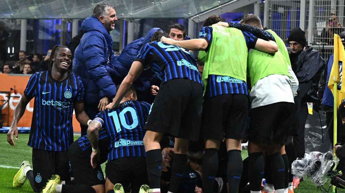 Inter goleó a Fiorentina 3-0 con doblete de Calhanoglu y un gol de Sucic. Los de Chivu quedaron terceros en la Serie A.