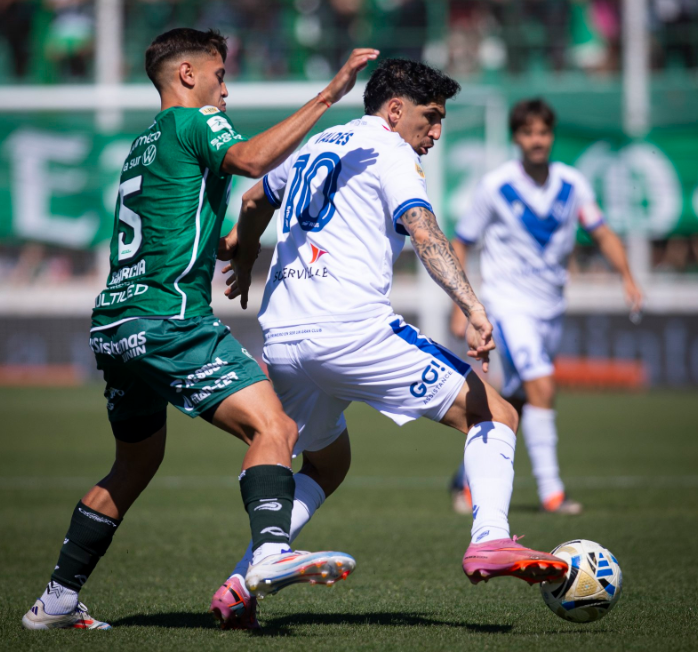 Vélez ganó en Junín con goles de Lanzini y Pizzini y se prende en la pelea