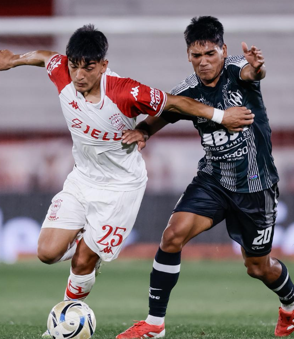 Central Córdoba ganó en el Ducó y hundió a Huracán en una nueva crisis