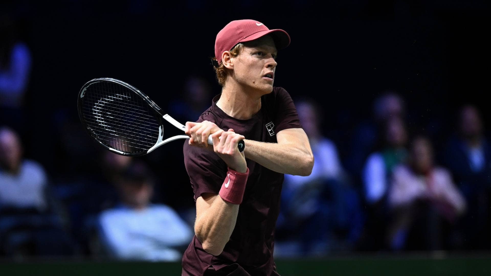 Jannik Sinner venció a Zizou Bergs y busca recuperar el número uno del mundo en el Rolex Paris Masters.