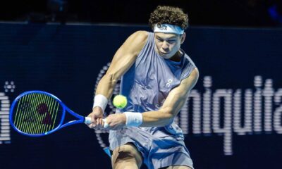 🔥 Ben Shelton renace en Basilea rumbo a Turín. El estadounidense salvó dos match points y venció a Majchrzak 6-7, 6-3, 7-6 para avanzar. 💪 Próximo rival: Jaume Munar. 🎾 #SwissIndoorsBasel