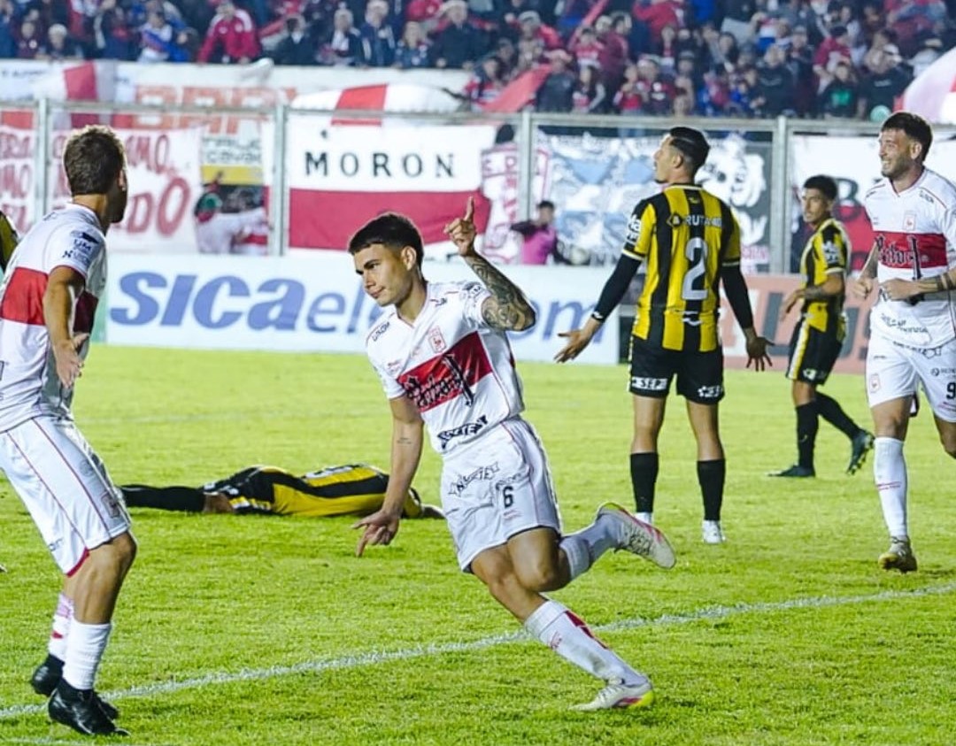 Deportivo Morón venció 1-0 a Deportivo Madryn con gol de Franco Vázquez y viajará a Chubut con ventaja rumbo a la final del Reducido.