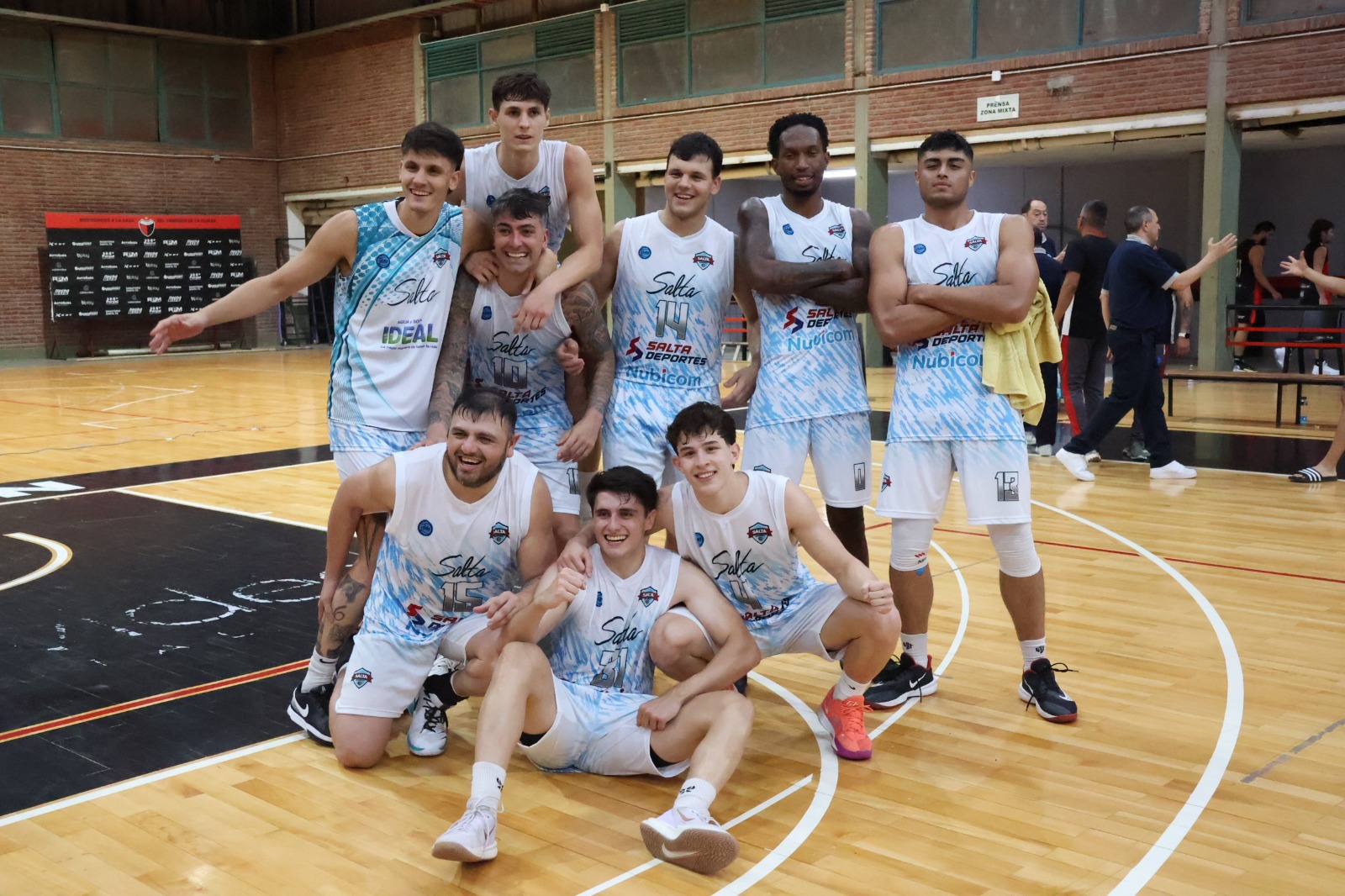 Salta Basket logró un enorme triunfo de Los Infernales como visitante al vencer 78–75 a Colón en Santa Fe por el inicio de La Liga Argentina.