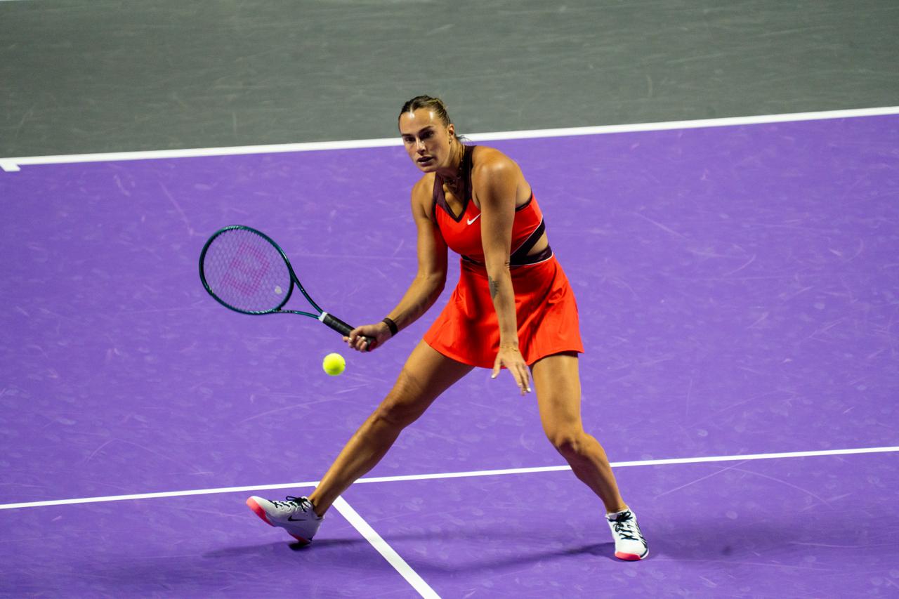 Sabalenka vence a Pegula en tres sets por 6-4, 2-6 y 6-3 en las WTA Finals de Riad. La número uno del mundo dio otro paso firme