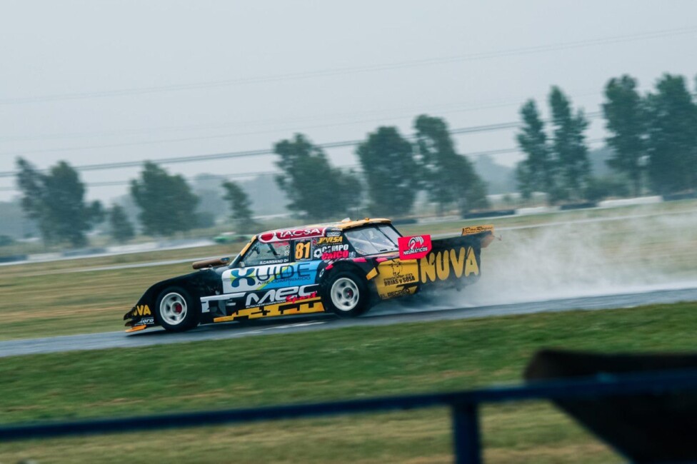 Germán Pietranera logró la Pole Position en Clase A y Clase B del Procar 4000 bajo la lluvia en La Plata, clave para la definición del campeonato.