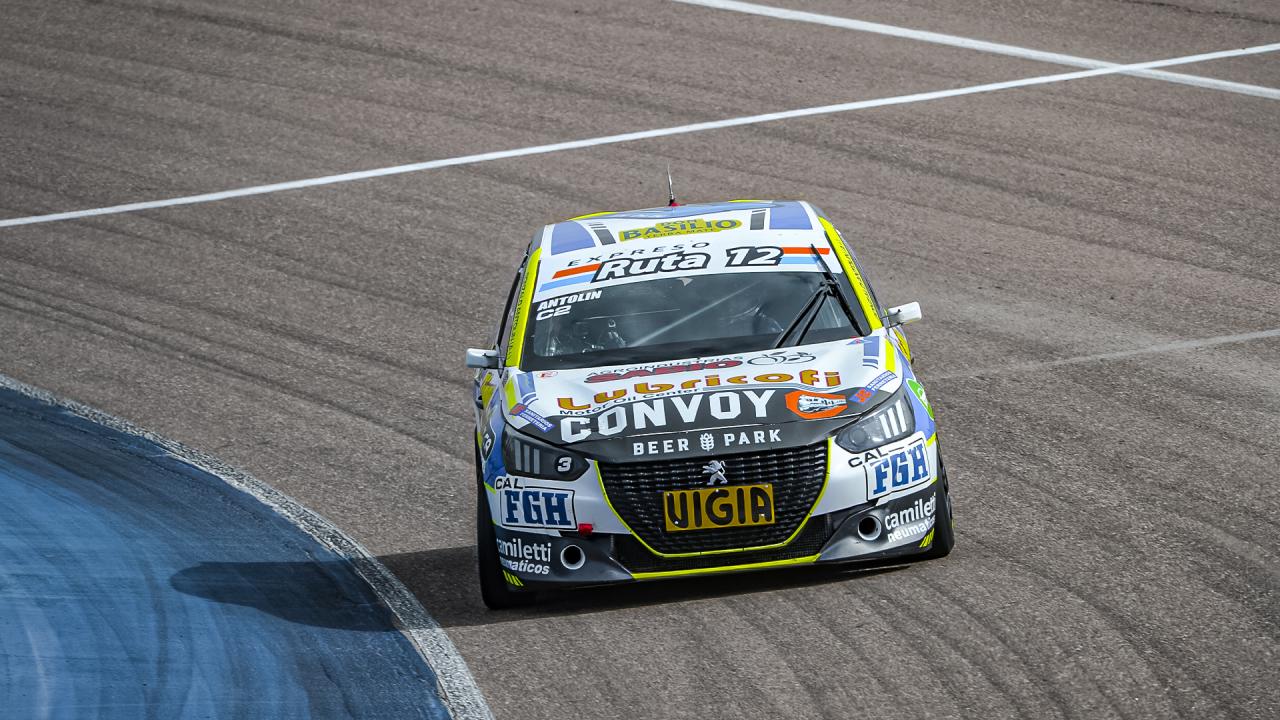 Antolín ganó la serie más veloz, sumó 18 puntos y largará desde la pole la final del TN Clase 2. Posco venció la segunda serie y partirá a su lado.