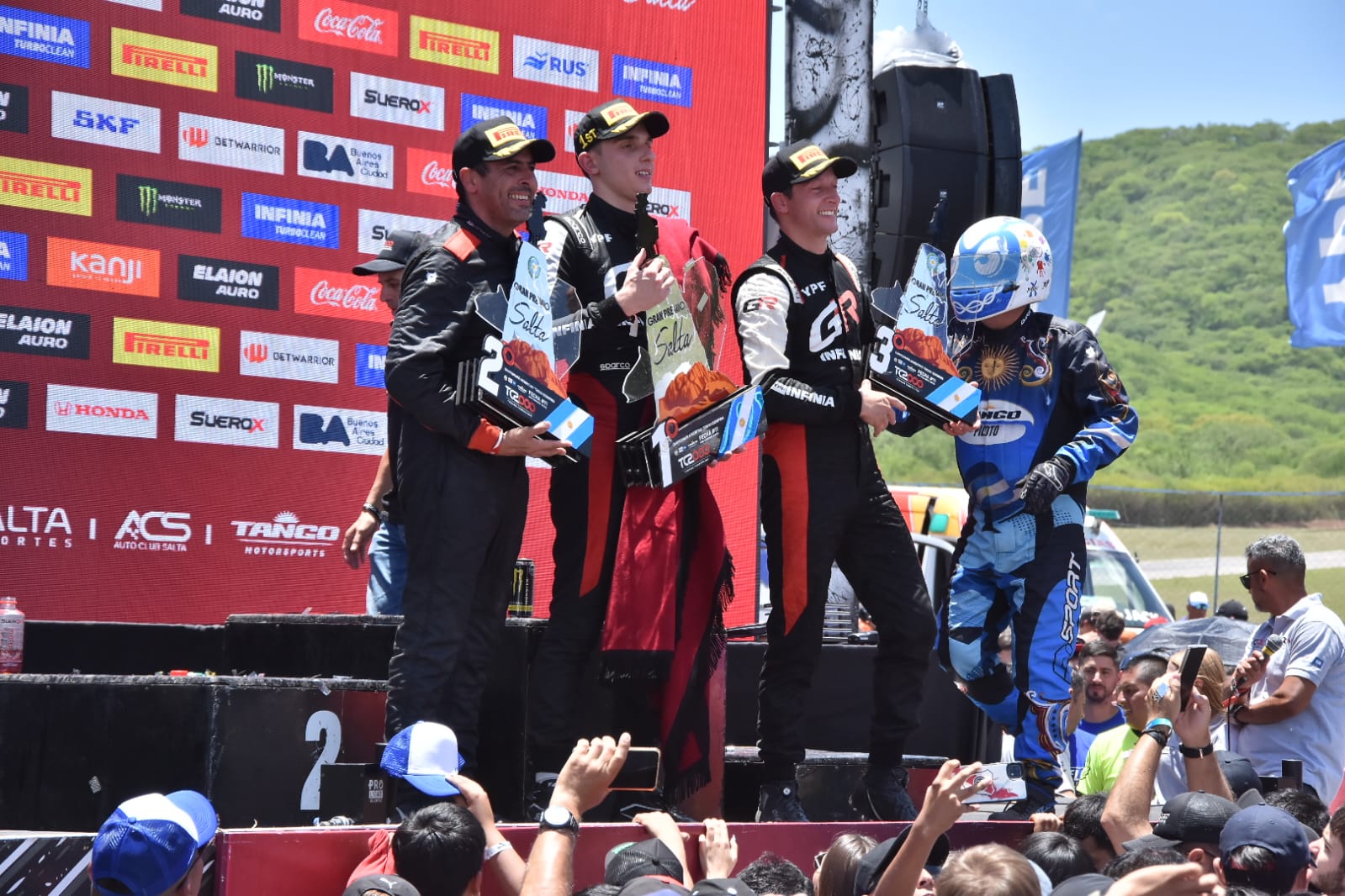 Emiliano Stang ganó el Gran Premio Salta del TC2000 y la definición del campeonato se estira a la última fecha. Rossi abandonó.