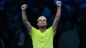 Alcaraz asegura el Nº1 y pasa a semifinales en las ATP Finals