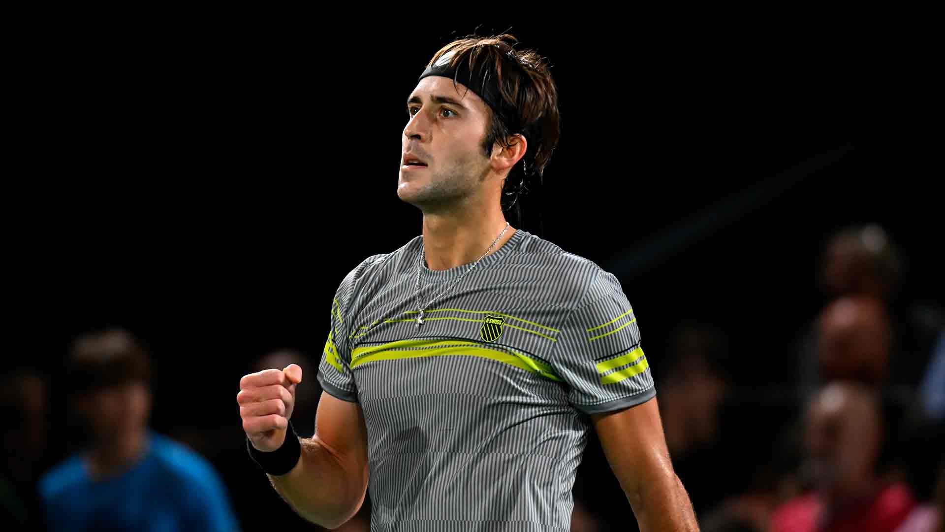 Tomás Etcheverry en Atenas avanza con remontada