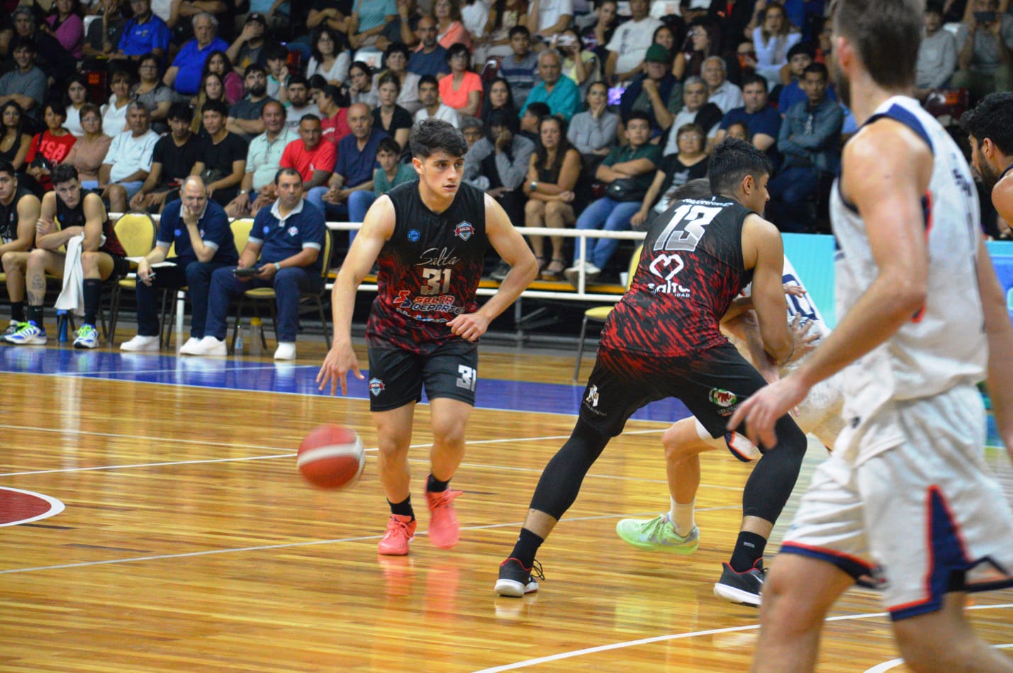 Salta Basket vs Jujuy Básquet en el Estadio Delmi