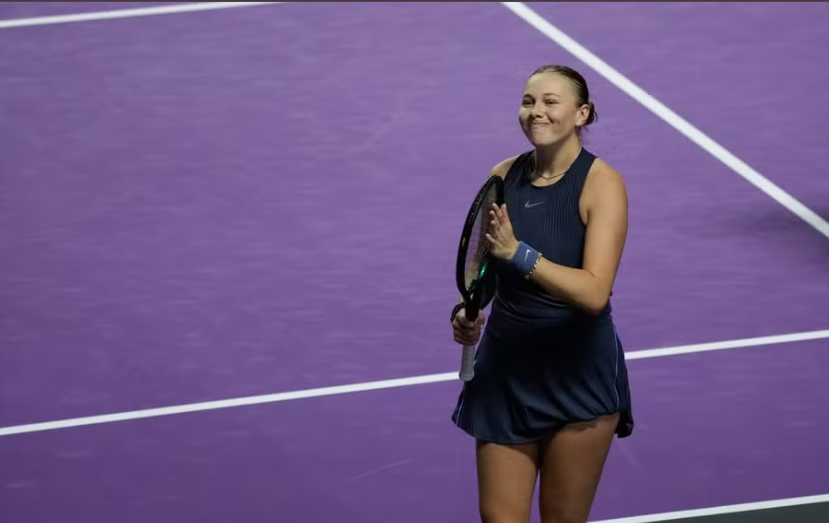 Anisimova vence a Swiatek 6-7(3), 6-4 y 6-2 y avanza a semifinales del Masters WTA 2025 en su debut en Riad.