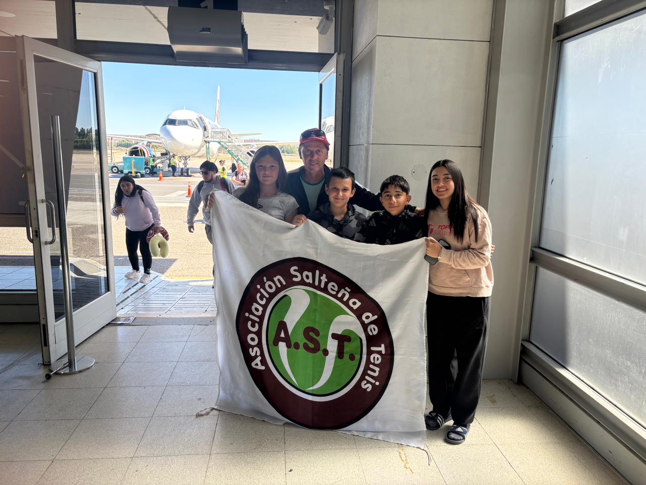 La Legión Salteña quedó completa en Neuquén para el Nacional de Menores tras competir en torneos ITF y COSAT. Representación en todas las categorías.