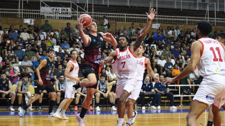 Salta Basket volvió al triunfo en una noche memorable en el Estadio Delmi: los dirigidos por Ricardo De Cecco superaron a Huracán de Las Heras por 67-65