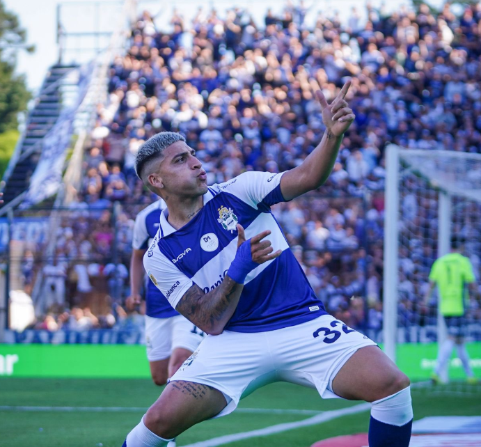 Con goles de Torres y Merlo, Gimnasia venció 2-0 a Vélez y llega con vida a la última fecha.
