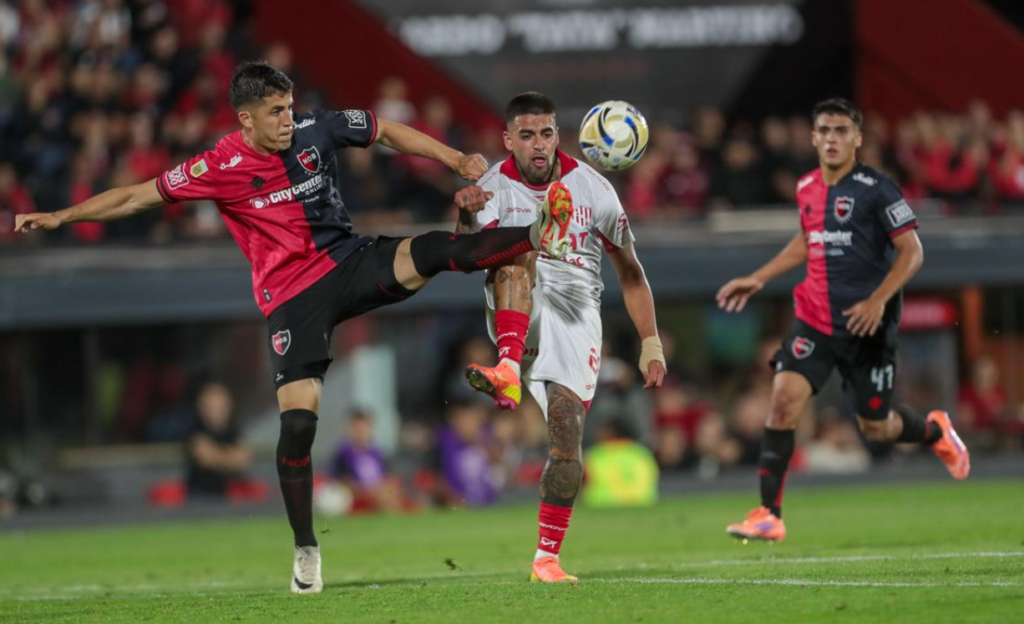 Unión ganó en Rosario y es líder de la Zona A: hundió a Newell’s en el debut de Bernardi