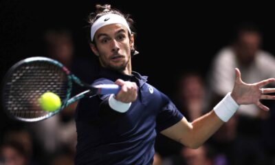 Lorenzo Musetti en Atenas venció a Wawrinka y mantiene viva su esperanza de clasificar a las Nitto ATP Finals.