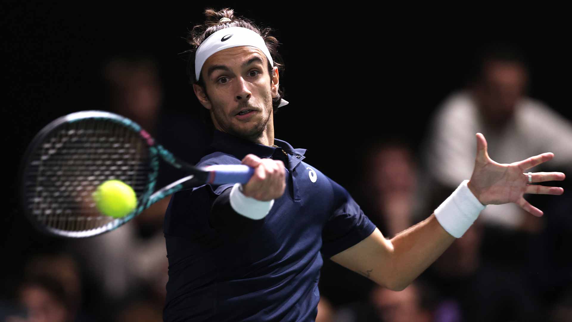Lorenzo Musetti en Atenas venció a Wawrinka y mantiene viva su esperanza de clasificar a las Nitto ATP Finals.