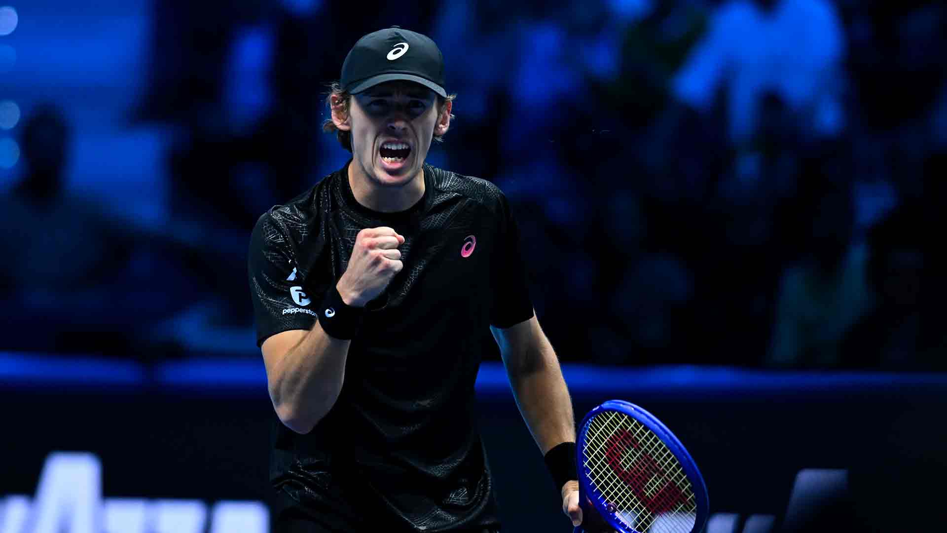 De Miñaur venció a Fritz y, con la victoria de Alcaraz, se clasificó por primera vez a semifinales en las ATP Finals 2025.