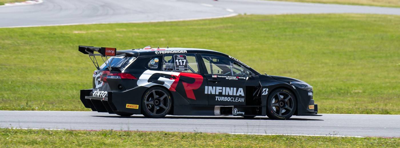 Matías Rossi voló en Uruguay y consiguió su pole Nº25 en el TC2000 con Toyota, seguido por Ciarrocchi y Palau en Mercedes.