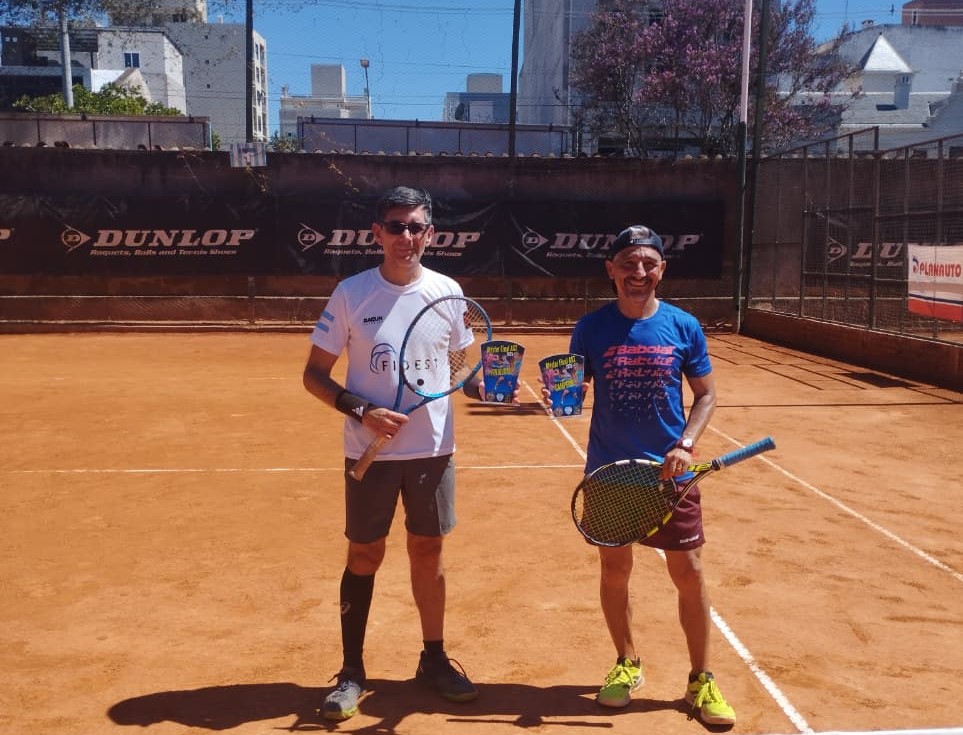 Javier Rodas se consagró campeón del Máster de Cuarta Caballeros de la AST tras vencer a Pedro Burgos en una final definida en súper tie-break.
