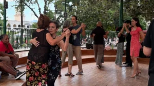 Este sábado habrá clase de tango y milonga gratuita en la Glorieta de plaza 9 de Julio. Actividad cultural abierta para salteños y turistas.