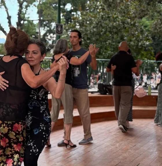 Este sábado habrá clase de tango y milonga gratuita en la Glorieta de plaza 9 de Julio. Actividad cultural abierta para salteños y turistas.