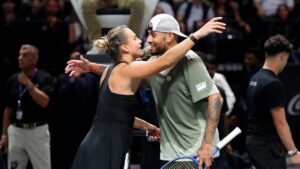 La Batalla de los Sexos en tenis dejó más marketing que deporte: Kyrgios venció a Sabalenka en Dubái en un show sin sentido competitivo.