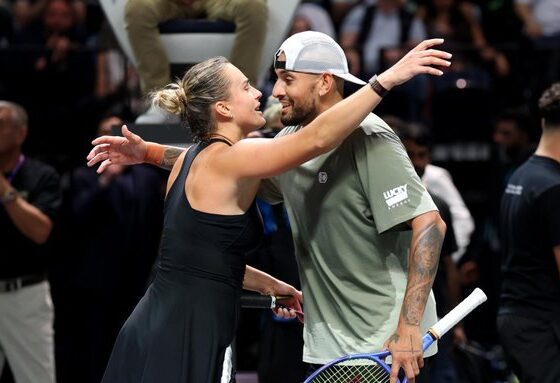 La Batalla de los Sexos en tenis dejó más marketing que deporte: Kyrgios venció a Sabalenka en Dubái en un show sin sentido competitivo.