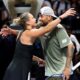 La Batalla de los Sexos en tenis dejó más marketing que deporte: Kyrgios venció a Sabalenka en Dubái en un show sin sentido competitivo.