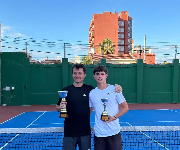 Gastón Kolodzy se consagró campeón del Máster de Primera Caballeros de la AST tras vencer a Bautista Giamari en la Sociedad Española.