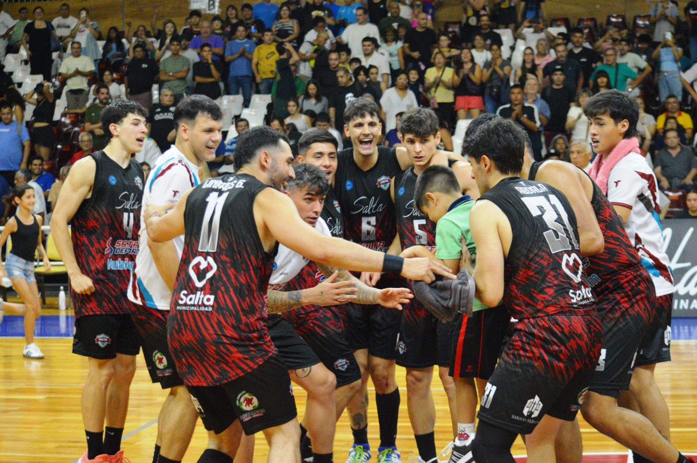 Salta Basket venció 77-74 a Colón y quedó como puntero de la Conferencia Norte de La Liga Argentina. Triunfazo para cerrar el año en casa.