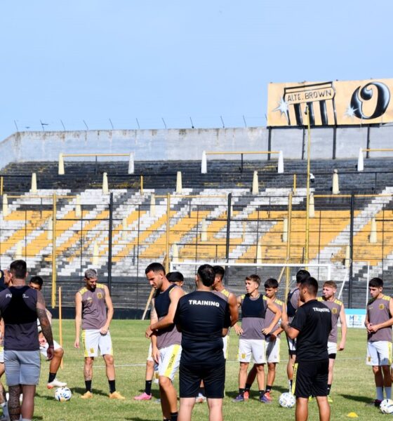 Almirante Brown cierra el año sin rumbo: salidas, conflictos internos y solo un refuerzo confirmado para la Primera Nacional 2026.