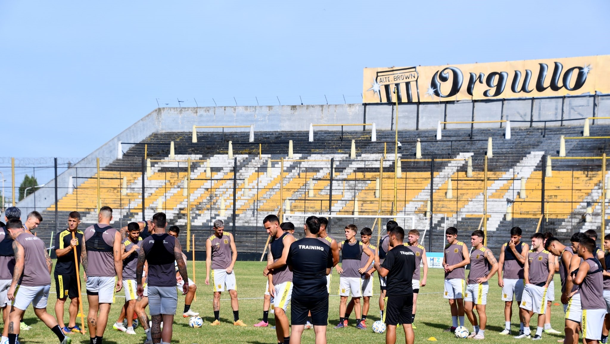 Almirante Brown cierra el año sin rumbo: salidas, conflictos internos y solo un refuerzo confirmado para la Primera Nacional 2026.