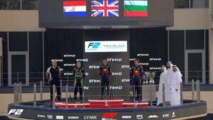 Lindblad ganó la Sprint Race de Fórmula 2 en Yas Marina. Duerksen fue 2° y Tsolov logró su primer podio. Mañana se define el título de equipos.